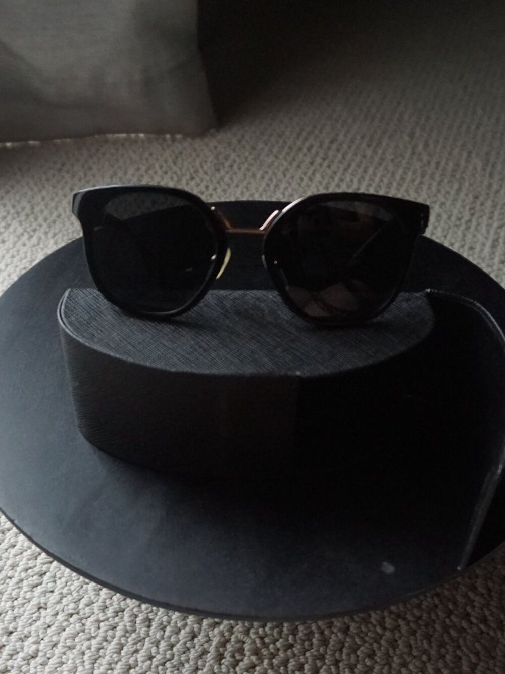 Prada Catwalk Cat Eye Sunglasses SPR 17t Made in Italy Black & Gold with case